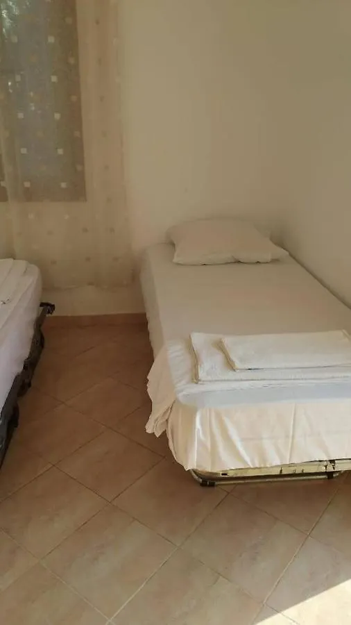 Mullaj Guest House فلورا 0*,
